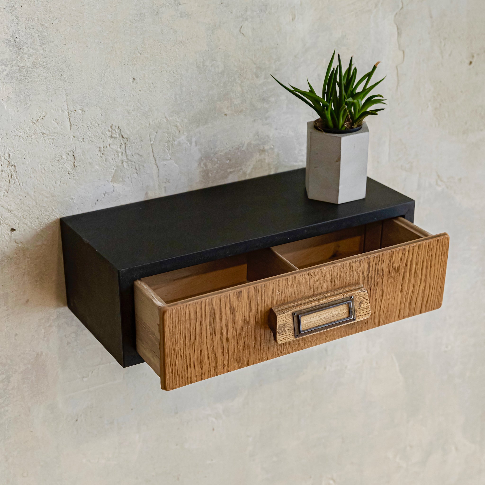 Wandkonsole Schwarz | Upcycled MDF Konsole